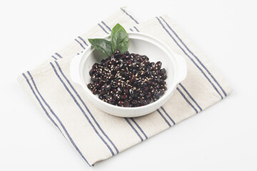  A side dish made by roasting or boiling soybeans and simmering them in soy sauce along with oil, sesame seeds, and starch syrup.