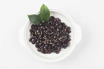  A side dish made by roasting or boiling soybeans and simmering them in soy sauce along with oil, sesame seeds, and starch syrup.