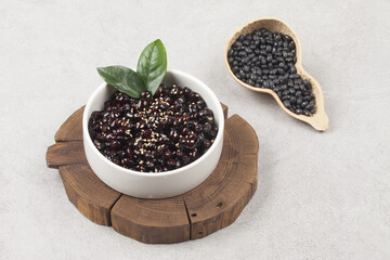  A side dish made by roasting or boiling soybeans and simmering them in soy sauce along with oil, sesame seeds, and starch syrup.