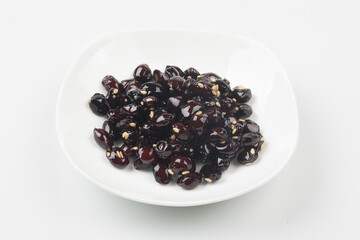  A side dish made by roasting or boiling soybeans and simmering them in soy sauce along with oil, sesame seeds, and starch syrup.