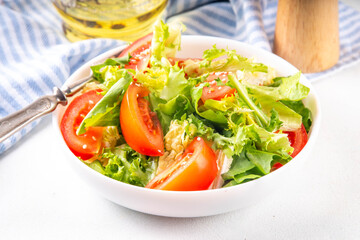 Vegetable salad with lettuce and sliced ​​tomatoes