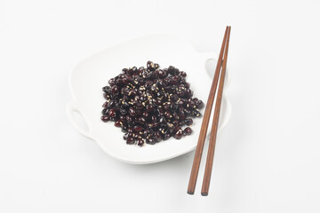  A side dish made by roasting or boiling soybeans and simmering them in soy sauce along with oil, sesame seeds, and starch syrup.