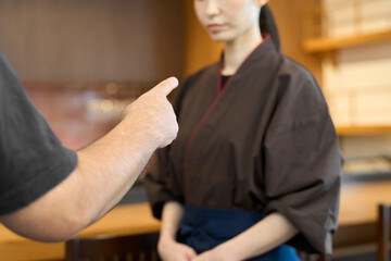 不機嫌な表情をする和食の従業員