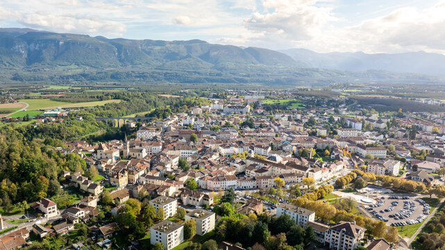 centre ville de Saint-Marcellin en Is&egrave;re sous fonds de Vercors en vue a&eacute;rienne