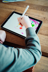 Kind malt auf dem Tablet