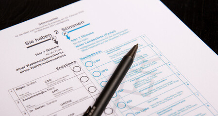 Obraz premium 12. February 2025 - Berlin, Germany. Close up of a ballot paper and a pen with no marked party choice 