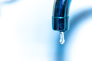 Tap from which drops of water flow. Drought, shortage, rationing and proper use of water.
