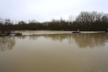 Vestiges de l'ancien barrage de Noisiel sur la Marne