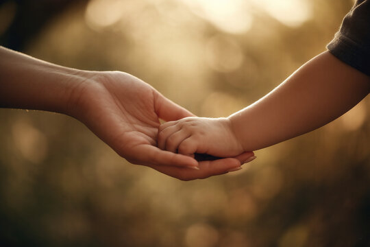 Primer plano emotivo de una madre y su hijo tomados de la mano, transmitiendo amor, seguridad y conexi&oacute;n materna. Fondo desenfocado y luz natural para una escena c&aacute;lida y conmovedora.