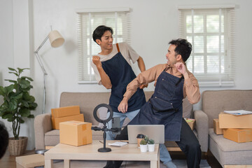 Obraz premium Playful online sellers enjoying a fun moment while working together at home.