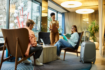 Naklejka premium Colleagues collaborate and connect in a stylish hotel lounge during a business trip