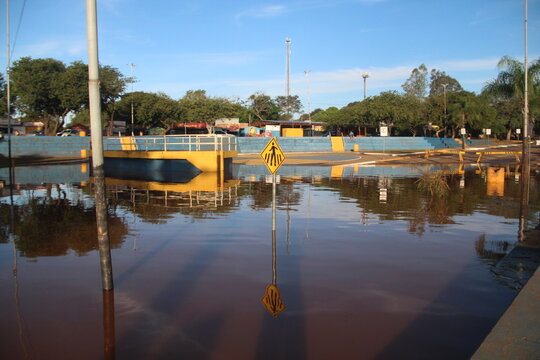 orla do rio uruguai em cheia em s&atilde;o borja, rio grande do sul 