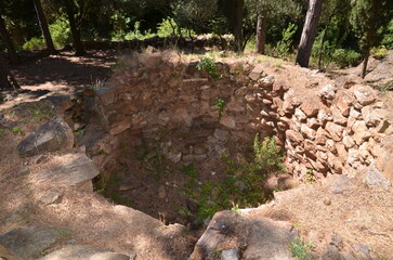RUINES DU FOUR A CHAUX DU VILLAGE MÉDIÉVAL DU CHÂTEAU DE LASTOURS 