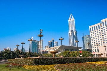 中国 上海市、人民広場と高層ビル群 © 健太 上田