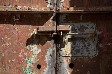 Detalle de puerta antigua oxidada