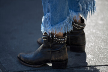Detalle de calzado de personas en la calle