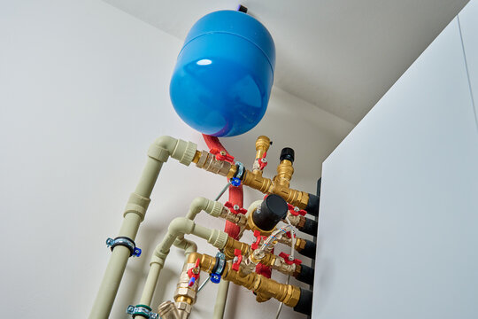 Closed heating system featuring expansion tank, pipes, and shut-off valves, ensuring efficient thermal expansion control