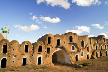 Ksar awlad mhemed,tipico villaggio fortificato Berbero composto da granai e abitazioni costruiti...