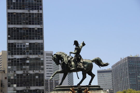 Est&aacute;tua equestre de Dom Pedro I (1798&ndash;1834), primeira escultura p&uacute;blica do Brasil, foi inaugurada na Pra&ccedil;a da Constitui&ccedil;&atilde;o, atual Pra&ccedil;a Tiradentes, no Centro do Rio de Janeiro, em 30 de mar&ccedil;o de 1862.