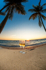 砂浜とワイングラス