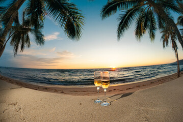砂浜とワイングラス