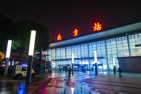 中国 南京市、夜の南京駅、北広場