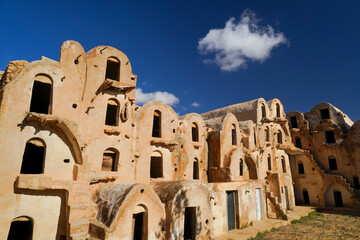 Ksar Ezzahra, tipico villaggio fortificato Berbero composto da granai e abitazioni costruiti all'interno di un muro di cinta difensivo.