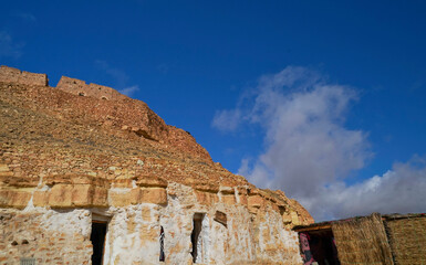 Ksar Guermassa,tipico villaggio fortificato Berbero composto da granai e abitazioni costruiti all'interno di un muro di cinta difensivo.