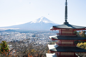 Vista panorâmica do Monte Fuji ao lado de um pagode tradicional japonês