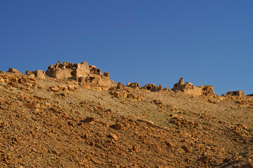 Fototapeta premium Ksar Jlalta,tipico villaggio fortificato Berbero composto da granai e abitazioni costruiti all'interno di un muro di cinta difensivo.