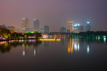 中国 南京市、夕暮れの玄武湖