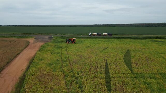 MACHINES WORKING IN THE SOYBEAN FIELD (MAQUINAS NO CAMPO DE SOJA TRABALHANDO)