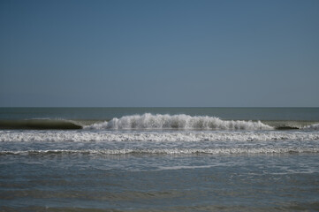 Strand und Wellen am adriatischen Meer bei Manfredonia, Italien