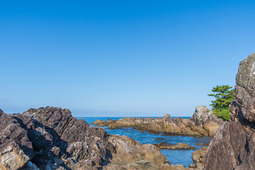 和歌山県新宮市鈴島の岩場と青い海
