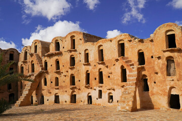 Fototapeta premium Ksar Ouled Soltane, villaggio fortificato Berbero composto da granai e abitazioni costruiti all'interno di un muro di cinta difensivo.