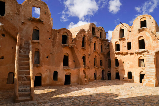 Ksar Ouled Soltane, villaggio fortificato Berbero composto da granai e abitazioni costruiti all'interno di un muro di cinta difensivo.