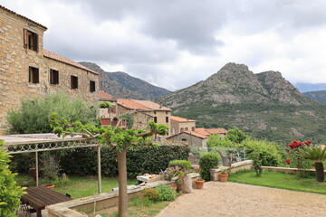Kleines Bergdorf in den Bergen der Franz&ouml;sichen Mittelmeerinsel Korsika	