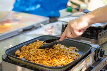 野外で焼きそば作り