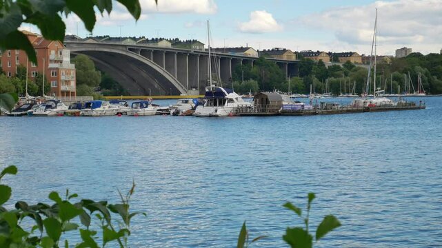 Panoramablick &uuml;ber den Tranebergssund nach Stockholm &ndash; malerische Wasserlandschaft mit Booten, Br&uuml;cken und der Skyline der schwedischen Hauptstadt in sanftem Licht