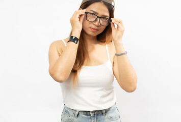 Naklejka premium Young Woman Wearing Glasses and Cap Poses Confidently Against a Plain White Background