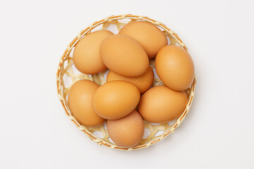 かごに乗った茶色の卵