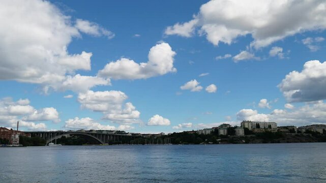Panoramablick &uuml;ber den Tranebergssund nach Stockholm &ndash; malerische Wasserlandschaft mit Booten, Br&uuml;cken und der Skyline der schwedischen Hauptstadt in sanftem Licht