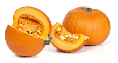 Dynie, jedna pokrojona na części na białym tle © Blue Pixel