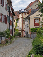 Blick in eine malerische Gasse in der Altstadt von Bregenz, Österreich