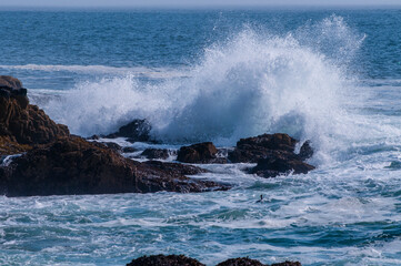 Obraz premium Waves Crashing Against The Shore Of Acadia National Park, Maine
