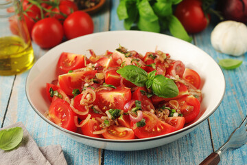 A bowl with Romanian tomato salad de Rosii	