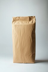 Un sacchetto di carta marrone reciclata su uno sfondo bianco, simbolo di praticità e sostenibilità nel packaging.

