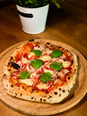 Hausgemachte neapolitanische Pizza aus dem Steinofen