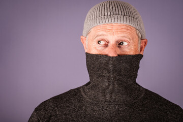 Ulkiger Mann mit Mütze und Rollkragenpullover