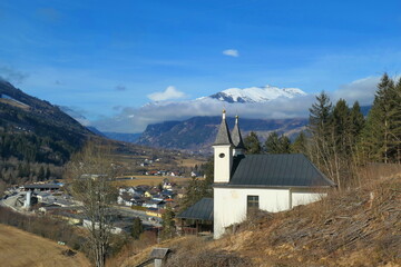 Das Kalvarienbergkirchlein bei Gm&uuml;nd / K&auml;rnten in Richtung Maltatal gesehen, im Hintergrund Faschaunereck und Reitereck